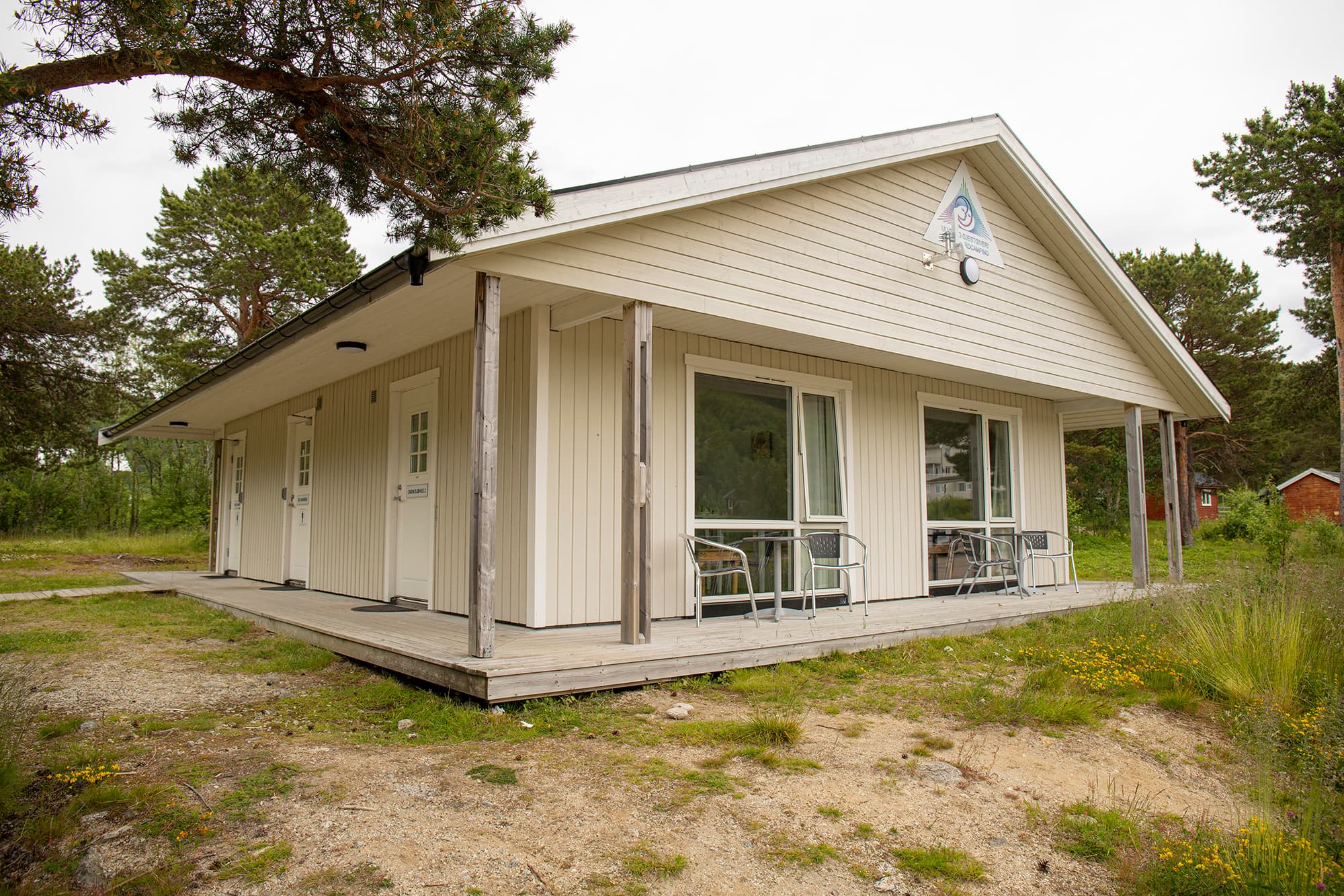 Hytte med veranda, like ved campingområdet.